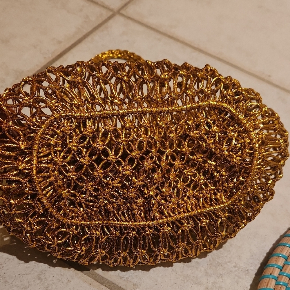Elegant Gold Woven Women's Bag - Picture 17 of 17